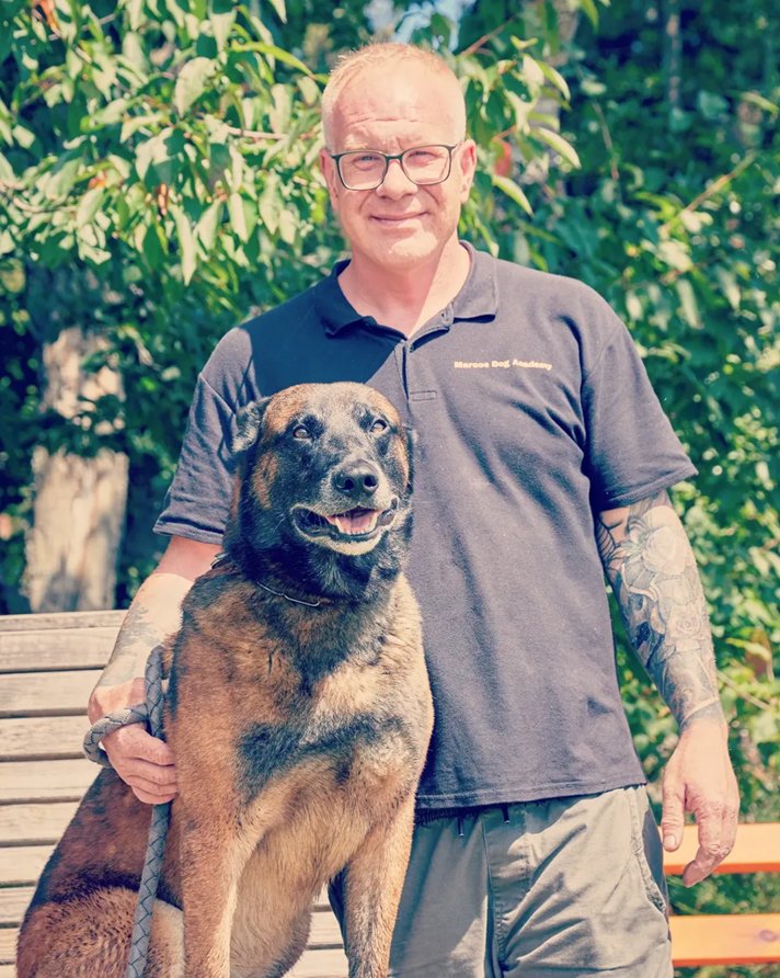 Marco – Inhaber der Marcos Dog Academy, mit seinem Hund